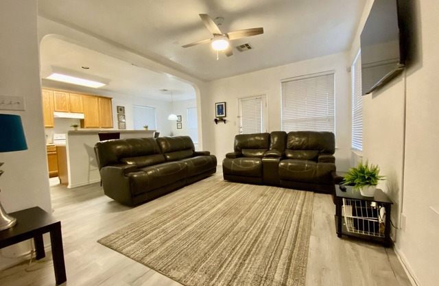Spacious 2 bed home near La Cantera Shops & UTSA