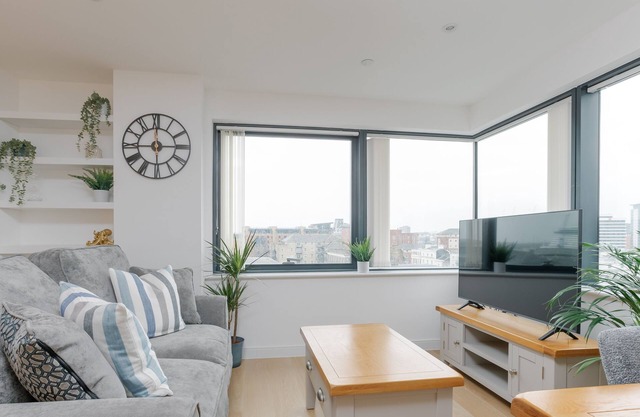 Spacious 2-bed in Ocean Village