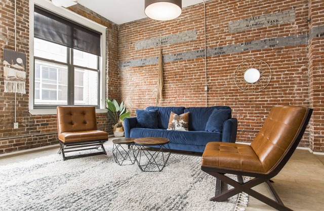 Spacious 2-bed loft with full kitchen, washer/dryer, city views, and in-building gym, game room, and coffee bar. Walkable location with streetcar access just steps away.