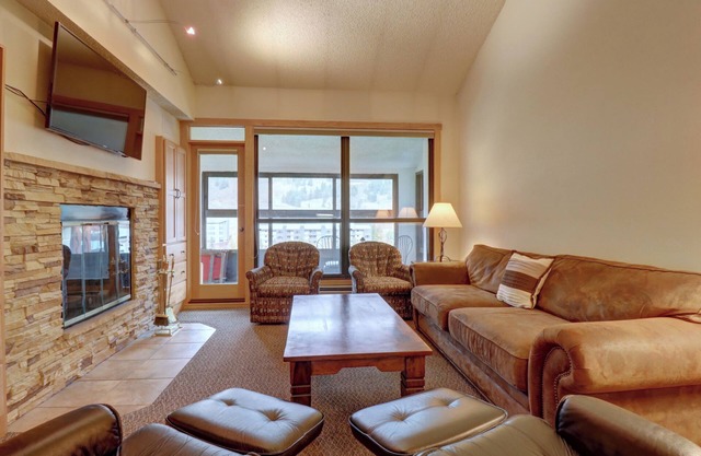 Spacious 2-Bedroom in Heart of Copper Mountain, Next to Lifts, Hot Tub - MP626