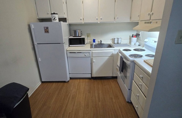 Spacious 2 bedroom 1 bath centrally located on Mc Arthur ave