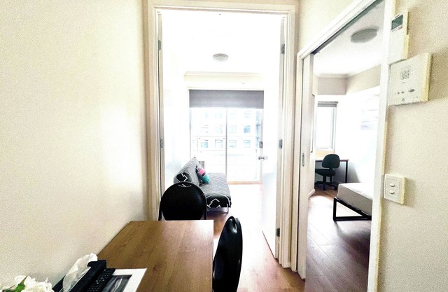 Spacious 2-Bedroom Apt for 4 Guests in CBD – Queen Bed, Single Bed, Sofa Bed