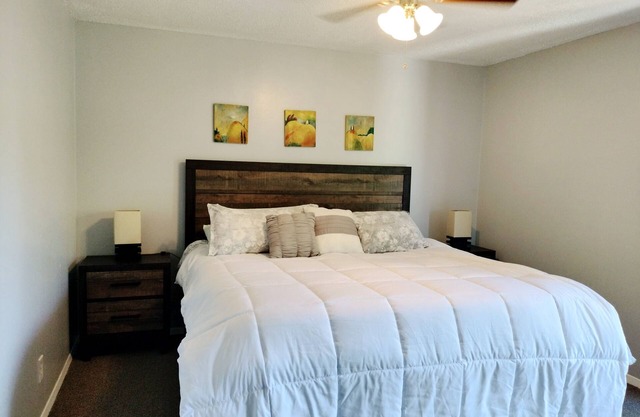 Spacious 2 Bedroom Condo near Golf Country Club