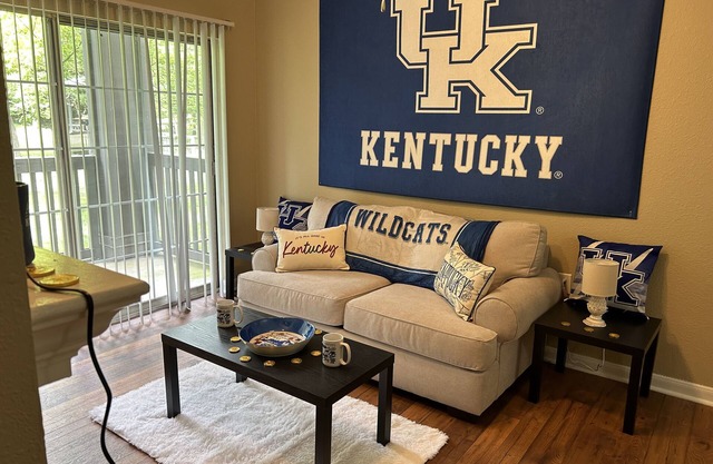 Spacious 2 bedroom home, close to UK/Keeneland/Fayette Mall/Summit at Fritz Farm