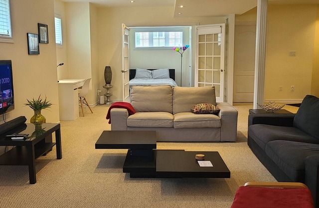 Spacious 2 BR, 3 Beds, Sleeps 6, Kitchen, Laundry