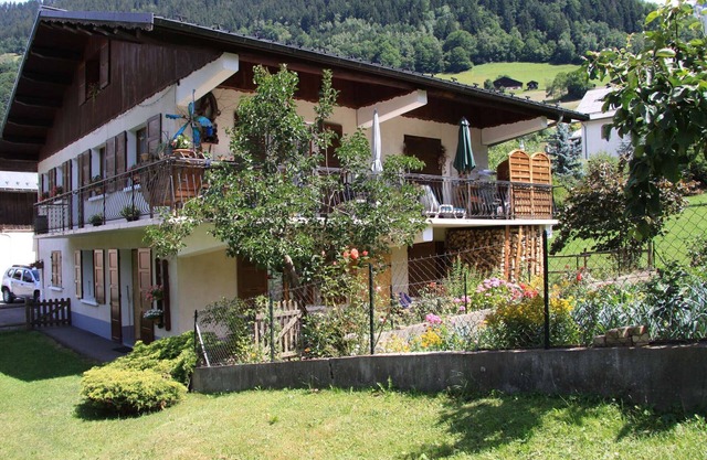 Spacious 2-BR Apartment for 4 in Heart of Arêches - Terrace, Parking & Ski Storage