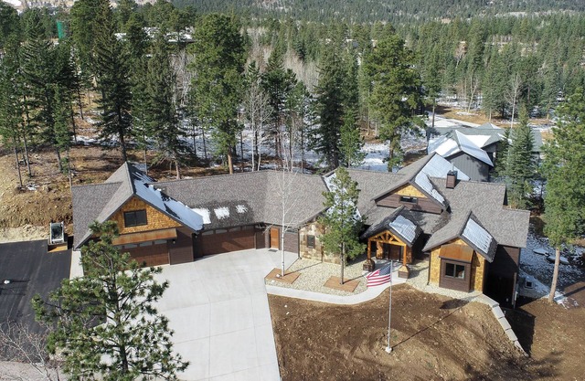 Spacious 2-Level Custom Craftsman Style Lodge w/Hot Tub, Fire Pit, Clubhouse