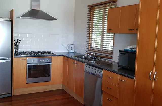 Spacious 2-Storey Home By The Bay: Sleeps 12
