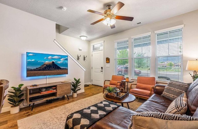 Spacious 2-Story, Pet&Fam Friendly, WFH, Gym&Pool