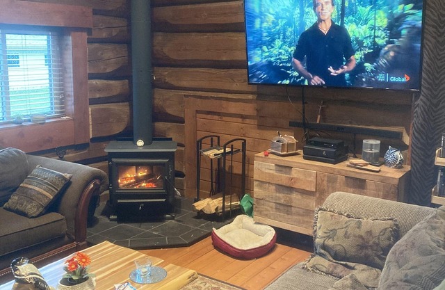 Spacious, 2000 sq. ft. Luxury Log House on Adams Lake.