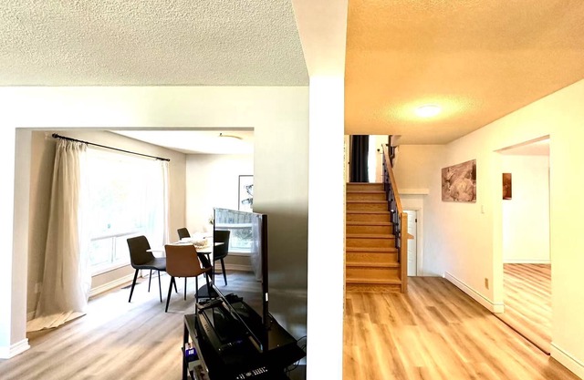 Spacious （238 sq meters）5-bedroom villa in fabulous Toronto with free parking