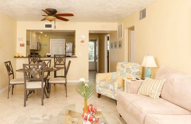 🥇 Spacious 2bd condo on the water (CH818)