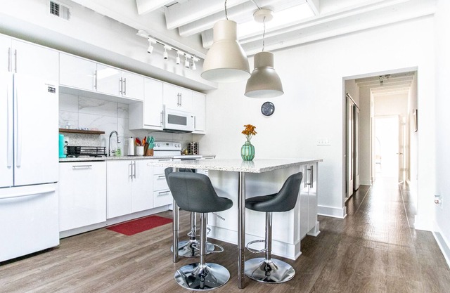 Spacious 2BD Contemporary Loft Minutes from Plaza