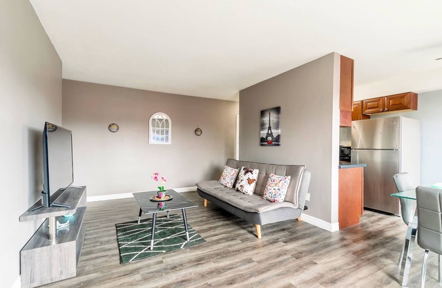 Spacious 2BR Apt - Near DT Hamilton!