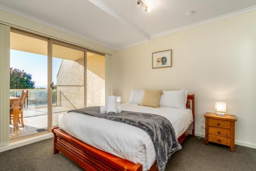Spacious 2BR APT Panoramic Views Central Location - Hosted by CanStay