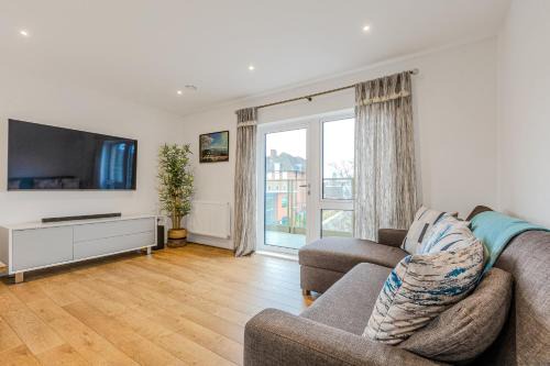 Spacious 2BR Apt with Balcony in Camberwell