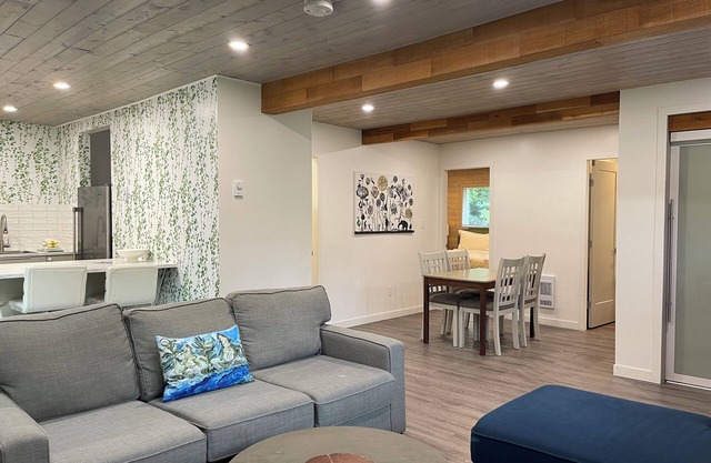 Spacious 2BR Cottage on Waterfront Property with Beach Access - Sleeps 6