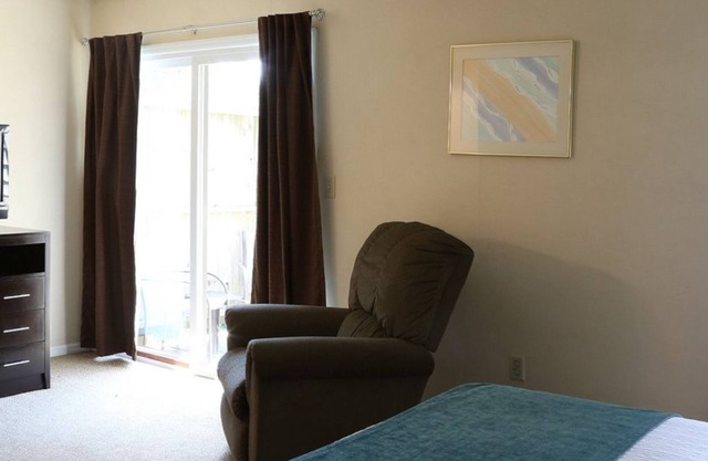 Spacious 2BR Townhouse in Morgantown. Relax & Recharge