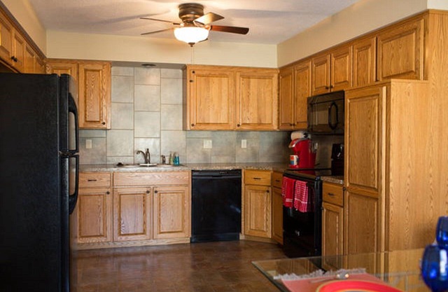 Spacious 3 Bed /2 Bath property with full amenities on tree line boulevard