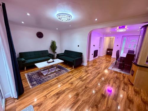 Spacious 3 Bed Home With Private Parking Close to MK Central