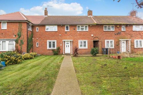 Spacious 3-Bed House with car park near Heathrow