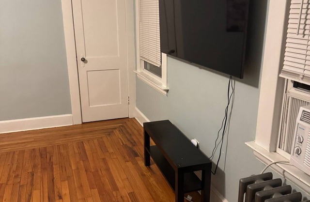 Spacious 3-bedroom apartment with WiFi, AC in fabulous New Haven