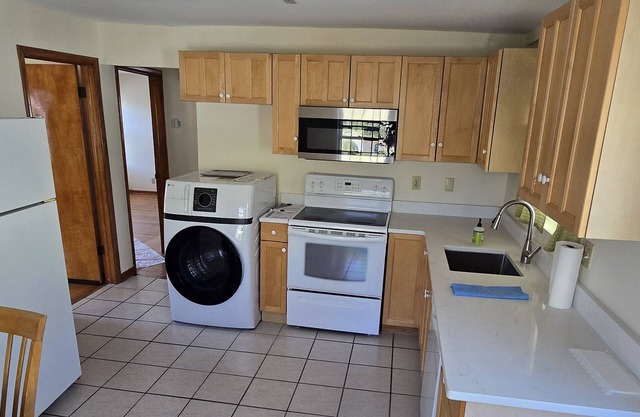 Spacious 3-bedroom apartment with AC, WiFi in awesome Newtown
