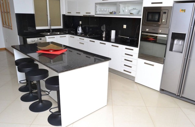 Spacious 3-bedroom apartment with WiFi, AC in gorgeous Praia