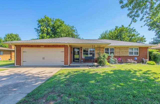 Spacious 3-Bedroom Home - Pet Friendly with Fenced Backyard