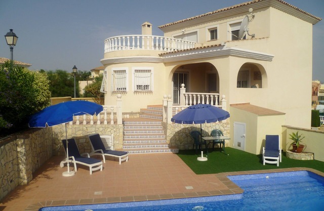 Spacious 3 bedroom modern family friendly villa+pool.
