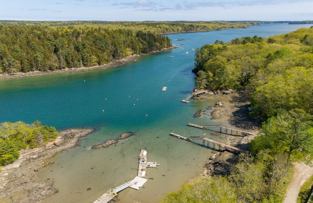Spacious 3 Bedroom Retreat with Yard, Damariscotta River View, and Dock Access