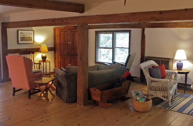 Spacious 3-bedroom apartment in charming Damariscotta with WiFi & lovely gardens