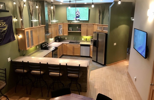 Spacious 3 BR 2 Bath Sleeps 10 Downtown St. Peter