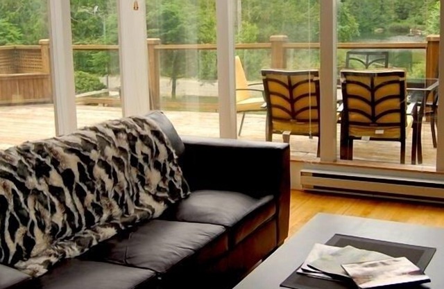 Spacious 3 BR Character Home steps from Ruby Lake with Boat Access