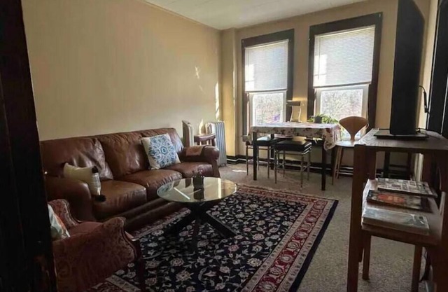 Spacious 3 Queen Suite - Centrally Located