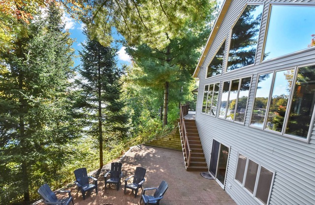 Spacious 3 story lakefront cottage on Chute pond (lake)