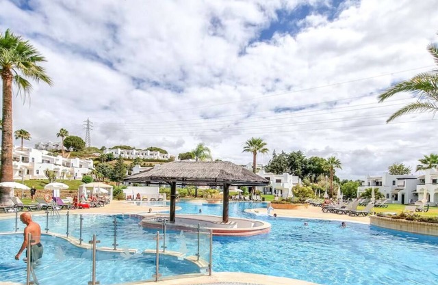 Spacious 3bed/2b, Ground Floor Corner apt. Big Garden, Close to shops and beach