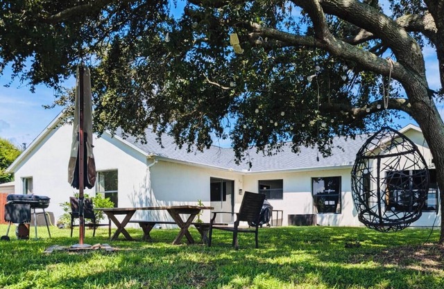 Spacious 3bed 2bath: 4k TV in all rooms, Fenced Backyard, BBQ, Games, Workspace