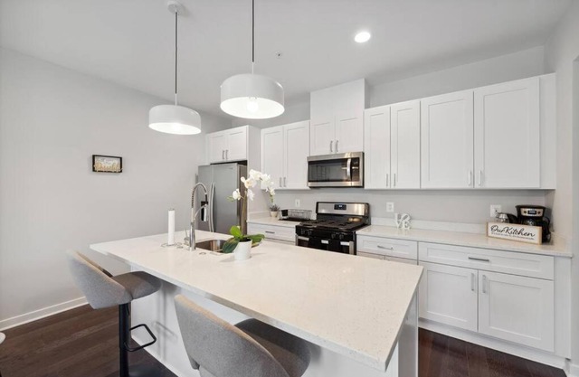 Spacious 3Bedroom Duplex with Rooftop Deck!