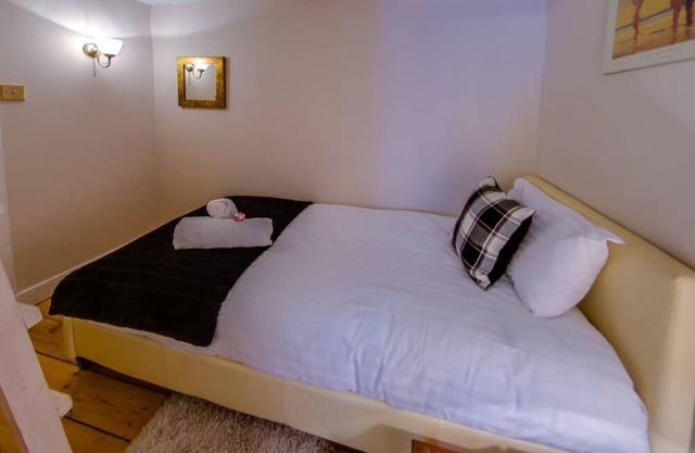 Spacious 3BR Apt moments from the Meadows & Old Town