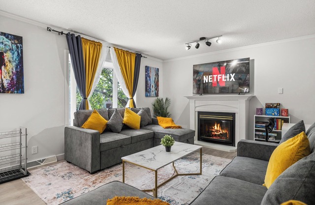 Spacious 3BR Family Home, 8 Min Downtown & Zoo, 14 Min Airport