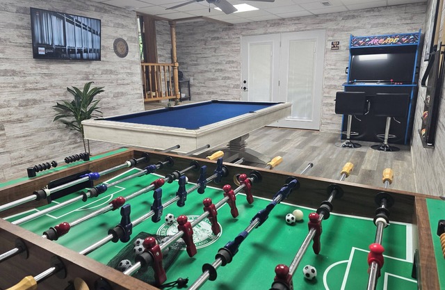 Spacious 3BR Home: Game Room, Tesla Charger, 1 Gigabit Internet, Close to WVU