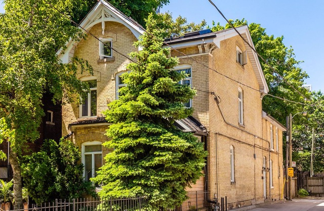Spacious 3BR, near Dundas, Eaton. Parking/BBQ/deck