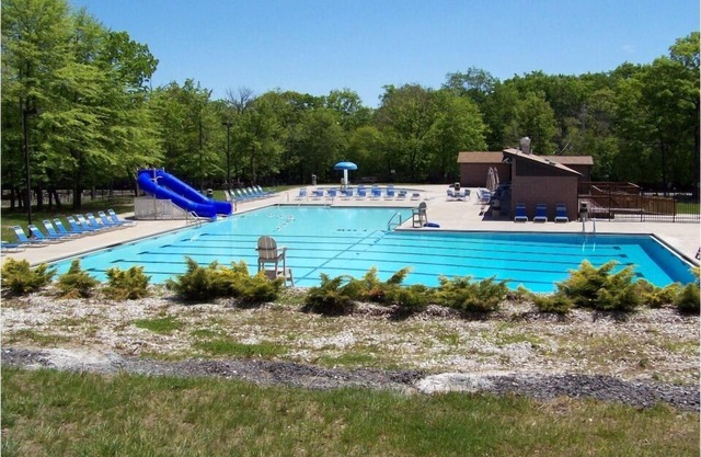 Spacious 4 bdrm w/sauna, pool table, Roku TV & Wi-Fi