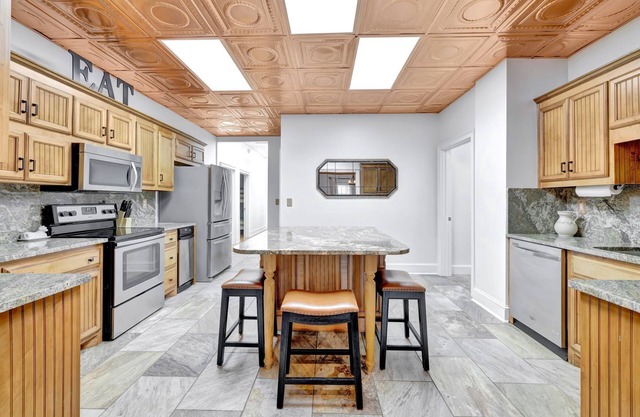 Spacious 4-bed, 3-bath Ranch House on private farm with water views