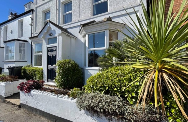 Spacious 4-Bed Beach Retreat for Families – Steps from the Shore in Pevensey Bay