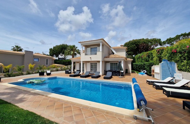 Spacious 4 Bed Villa with Private Pool (heatable) in Varandas do Lago