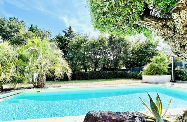 Spacious 4 bedroom Nort sur Erdre house, private heated swimming pool