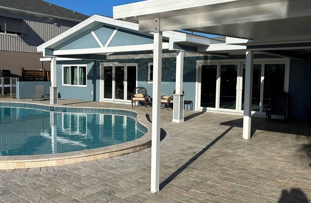 Spacious 4-bedroom house in beautiful Hernando Beach with WiFi, pool, sleeps 8