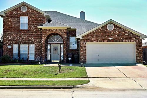 Spacious 4-bedroom house with AC, Wi-Fi superb in the Heart of Arlington, TX!